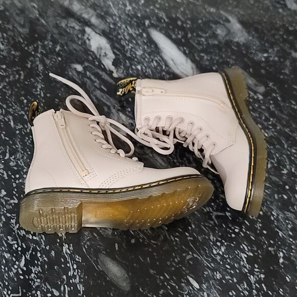 BRAND NEW DR. MARTENS LEATHER KIDS BOOT - Picture 11 of 15